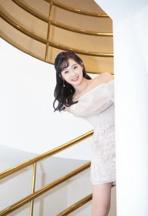 李子璇樱花妆甜美写真图片_5