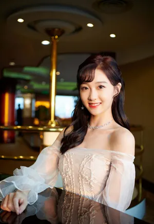 李子璇樱花妆甜美写真图片_9