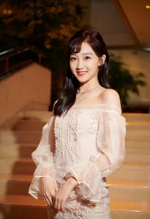 李子璇樱花妆甜美写真图片_10