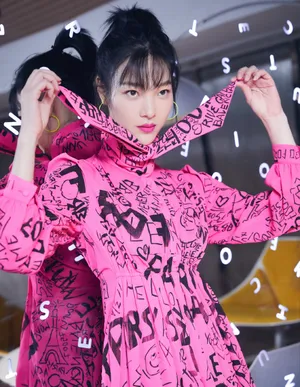 何杜娟死亡芭比粉靓丽写真图片_2