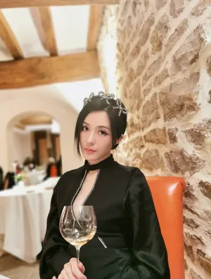 汤晶媚清秀优雅写真图片