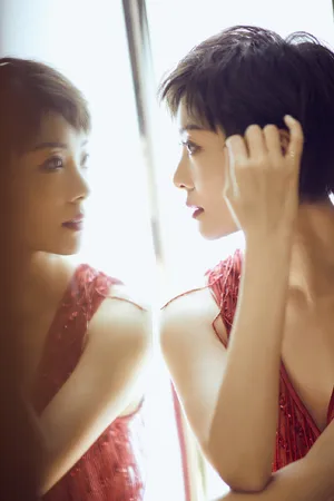齐溪流苏红裙冷艳动人写真图片_1