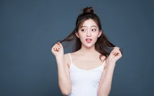 罗予彤丸子头甜美写真图片第1张