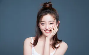 罗予彤丸子头甜美写真图片第1张