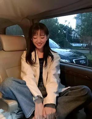 罗予彤休闲随性生活照图片
