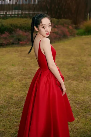 蒋梦婕美艳红裙性感深v写真图片_1