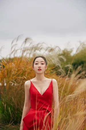 蒋梦婕美艳红裙性感深v写真图片_3