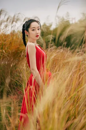 蒋梦婕美艳红裙性感深v写真图片_4