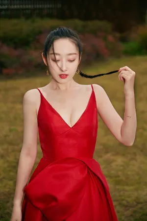 蒋梦婕美艳红裙性感深v写真图片_5