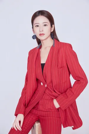 颖儿深v红西服写真图片