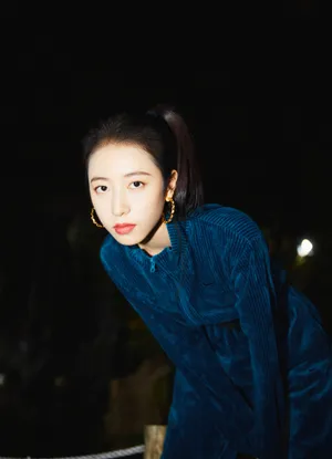 周雨彤深夜街拍写真图片