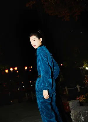 周雨彤深夜街拍写真图片