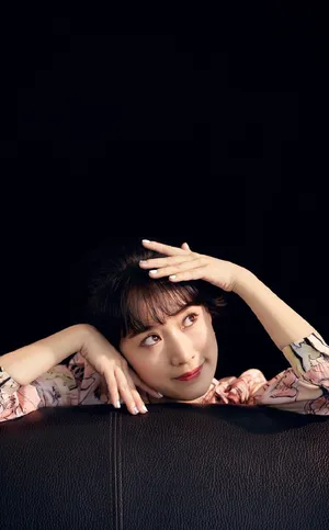 李念优雅知性写真图片