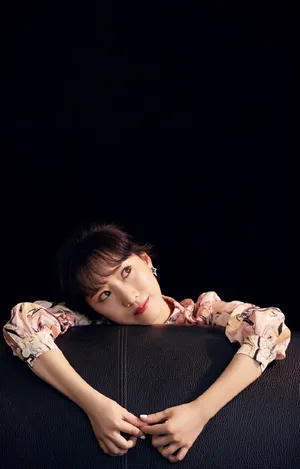 李念优雅知性写真图片_2