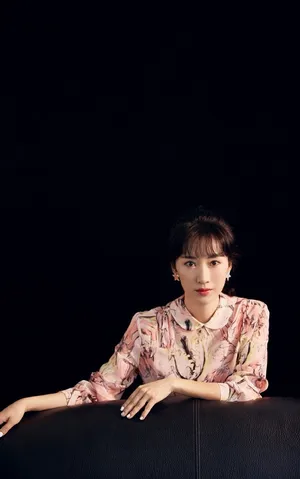 李念优雅知性写真图片_5