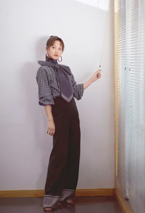 蓝盈莹复古元气写真图片