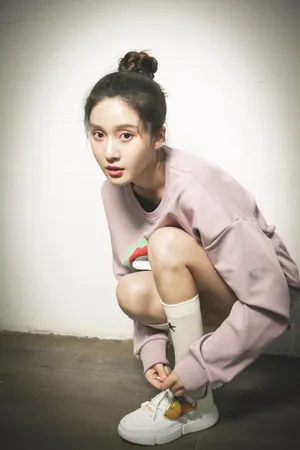 王子璇清新丸子头写真图片_5