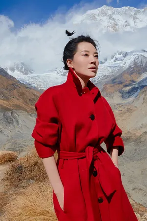 许晴红色风衣优雅写真图片