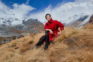 许晴红色风衣优雅写真图片_4