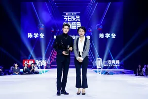 陈学冬黑色亮片西装帅气图片