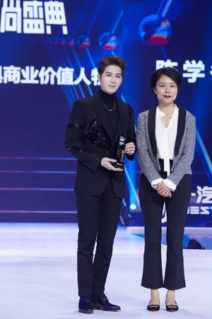 陈学冬黑色亮片西装帅气图片