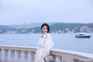 佟丽娅白裙唯美旅拍照图片