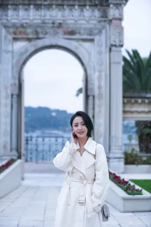 佟丽娅白裙唯美旅拍照图片_2