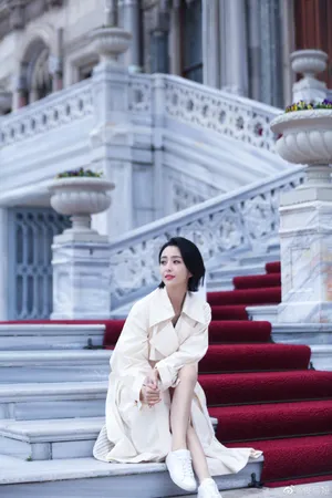 佟丽娅白裙唯美旅拍照图片_3