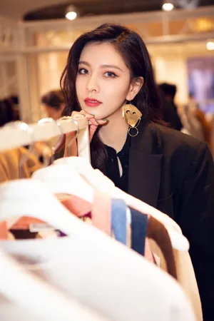 宋妍霏简洁干练写真图片_6