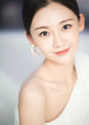 苗苗黑白斜肩礼服性感写真图片