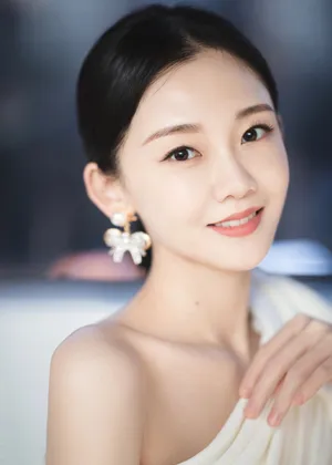 苗苗黑白斜肩礼服性感写真图片_3