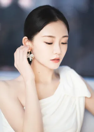 苗苗黑白斜肩礼服性感写真图片_4