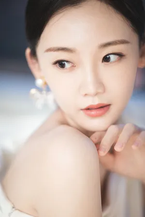 苗苗黑白斜肩礼服性感写真图片_7