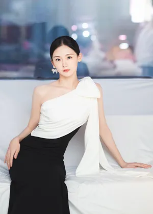 苗苗黑白斜肩礼服性感写真图片_8