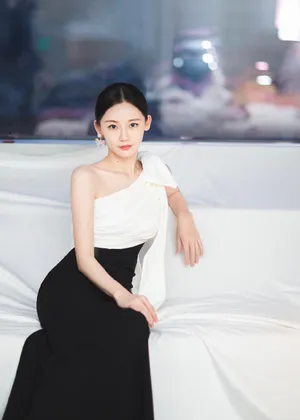 苗苗黑白斜肩礼服性感写真图片_9