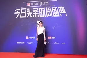 苗苗黑白斜肩礼服性感写真图片_12