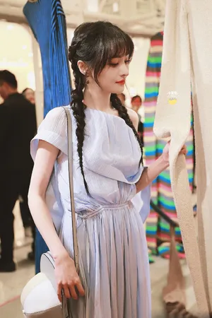 郑爽双麻花辫灵动可爱写真图片_5