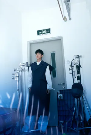 梁靖康休闲帅气光影写真图片_4