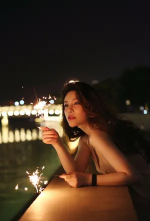 葛天背心短裤性感夜景图片_2