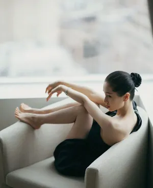 王子文露背黑裙性感写真图片_1