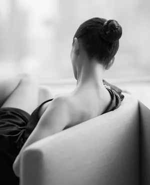 王子文露背黑裙性感写真图片_5