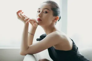 王子文露背黑裙性感写真图片_6