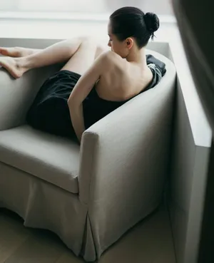 王子文露背黑裙性感写真图片_8