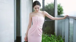 杨幂修粉色抹胸裙性感图片