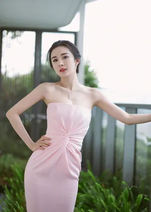 杨幂修粉色抹胸裙性感图片_3