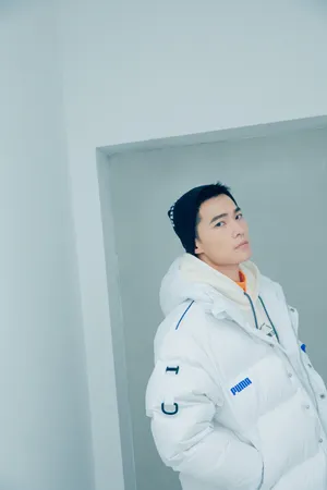杨洋白色羽绒服休闲帅气写真