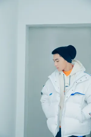杨洋白色羽绒服休闲帅气写真