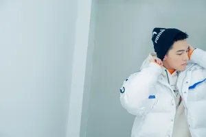杨洋白色羽绒服休闲帅气写真_2