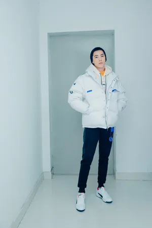 杨洋白色羽绒服休闲帅气写真_4