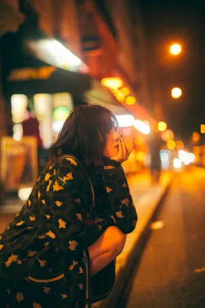 王梓薇优雅浪漫夜景写真图片